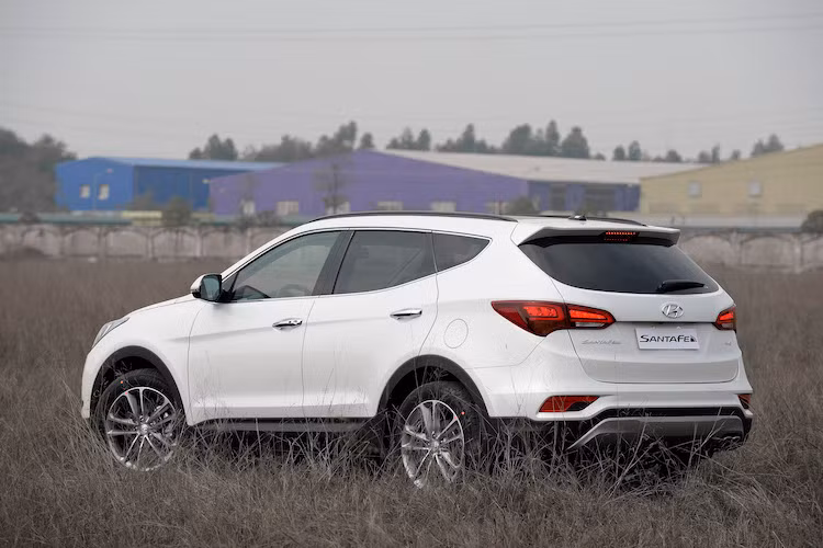 So với phiên bản cũ, động cơ Diesel trên phiên bản mới được nâng công suất thêm 5 mã lực, mô-men xoắn lớn hơn đạt được ở vòng tua sớm hơn và giữ ở vòng tua cao hơn (1750-2750 rpm), tạo ưu thế khi vượt những địa hình khó ở tốc độ thấp. Cả 2 phiên bản đều có hộp số tự động 6 cấp.
