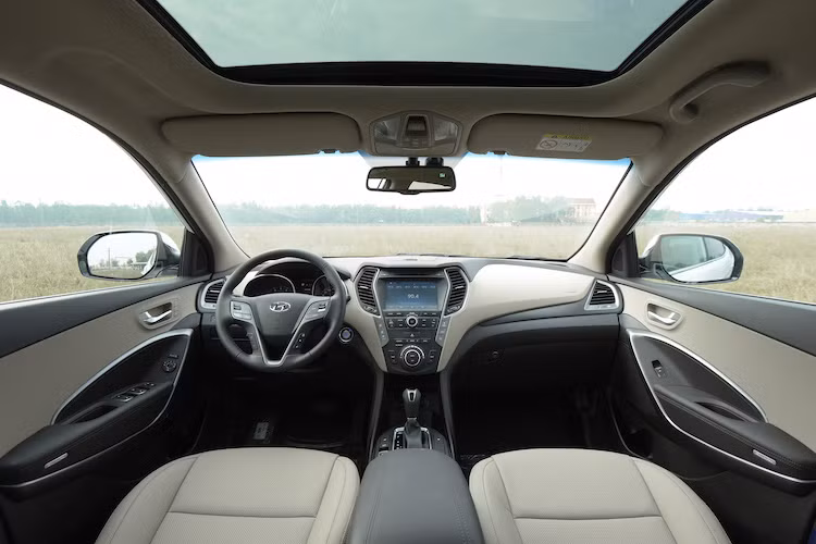 Nội thất của Hyundai SantaFe 2016 có không gian rộng rãi được giữ nguyên, với các nút điều khiển được bố trí để người lái và hành khách có thể dễ dàng thao tác. Khách hàng có thể lựa chọn 2 màu nội thất của SantaFe 2016 là màu Xám hoặc màu Be thay vì 1 màu nội thất như phiên bản 2015.