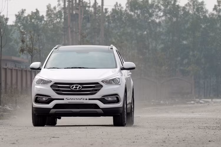 Các trang bị an toàn trên SantaFe 2016 gồm hệ thống chống bó cứng phanh ABS, hỗ trợ phanh khẩn cấp BA, phân bổ lực phanh EBD, kiểm soát lực kéo TCS, chống trượt thân xe VSM,cân bằng điện tử ESC, hỗ trợ khởi hành ngang dốc HAC, hỗ trợ xuống dốc DBC và 6 túi khí trong khoang lái.