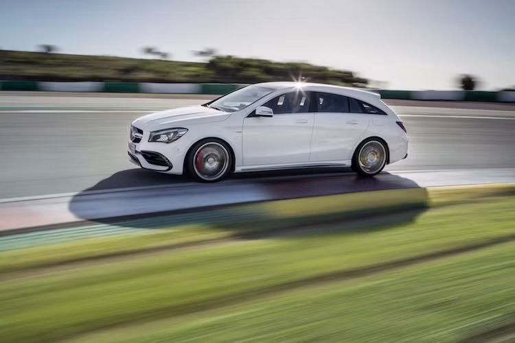 CLA-Class 2017 sẽ bắt đầu được bán từ quý 3 năm nay tại Mỹ, trong khi khách hàng châu Âu có thể đặt hàng xe từ tháng 4 tới.