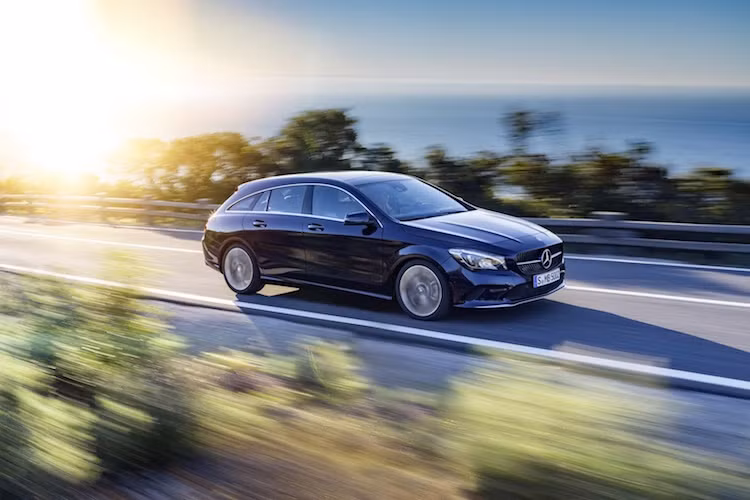 Tại Mỹ, CLA-Class 2017 sẽ chỉ có 2 phiên bản động cơ xăng 2.0l tăng áp 4 xi-lanh là CLA 250 (208 mã lực) và CLA 45 AMG (375 mã lực). Phiên bản CLA 45 AMG chỉ mất 4,1 giây để tăng tốc 0-100 km/h và tốc độ tối đa 250 km/h.