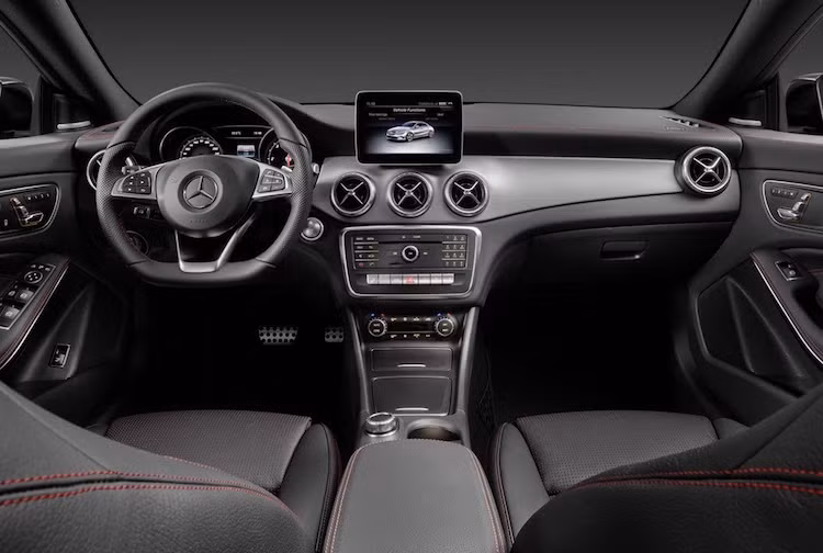 Bước vào cabin, Mercedes đã nâng cấp nội thất của CLA với hệ thống thông tin giải trí mới của xe với màn hình dạng máy tính bảng gắn trên táp-lô, được tích hợp kết nối với smartphone qua Android Auto hay Carplay. Một số thay đổi khác bao gồm vô-lăng thể thao và vài tuỳ chọn vật liệu/màu sắc mới trong nội thất.
