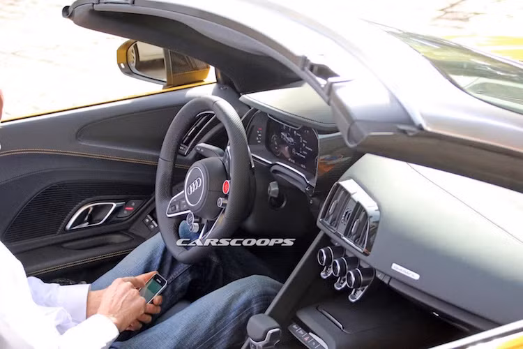 Các chi tiết thiết kế còn lại của R8 Spyder, bao gồm cả nội thất hoàn toàn giống như R8 Coupe. Chiếc xe được chụp lại này có nội thất bọc da màu đen và thêu chỉ cùng màu với thân xe.