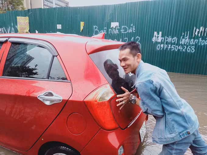 Nhiều phương tiện chết máy trên đường do ngập nước.