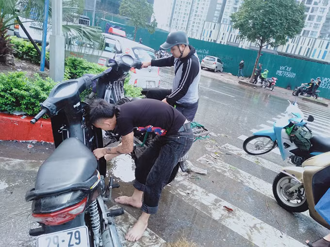 Ghi nhận của PV Kiến Thức vào chiều nay, tại đường Dường Dương Đình Nghệ đã bị ngập sâu trong nước, có đoạn nước ngập đến khoảng 50 cm.