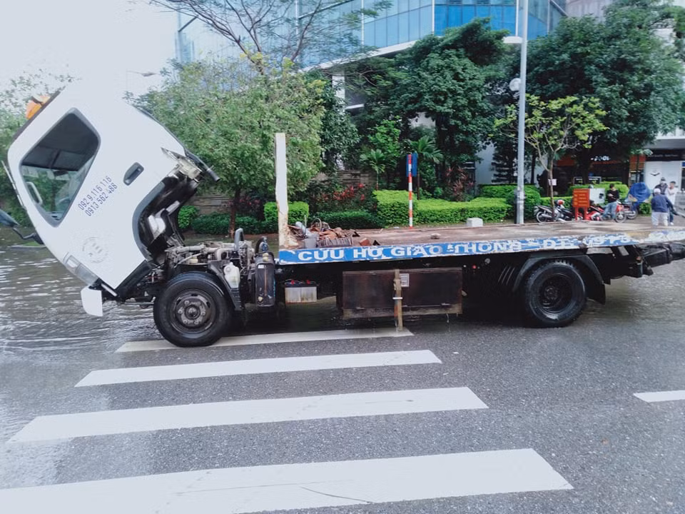 Do đường ngập nặng nên xe cứu trợ cũng bị chết máy.