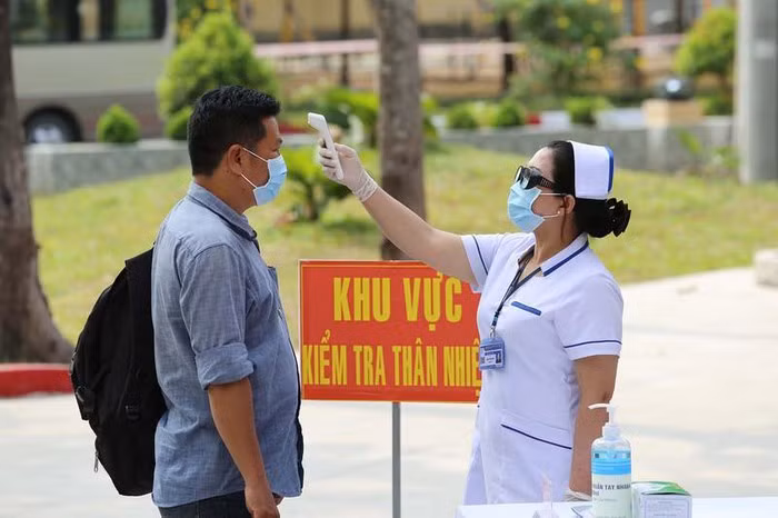 Khu vực kiểm tra thân nhiệt. Ảnh: HOÀNG GIANG