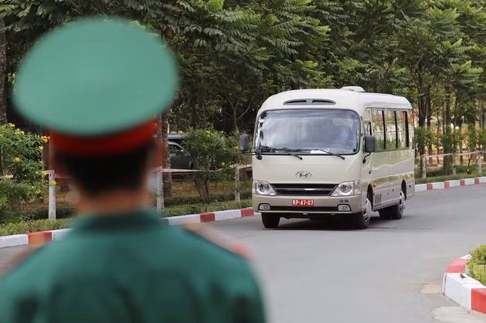 Nếu xong các bước trên mà phát hiện ai có triệu chứng của COVID-19 như sốt, ho, khó thở thì được đưa qua bàn riêng để kiểm tra y tế. Sau đó đưa vào khu vực cách ly. Sau khi sát khuẩn, chiếc xe đưa các công dân vào khu vực kiểm tra tiếp theo. Ảnh: HOÀNG GIANG