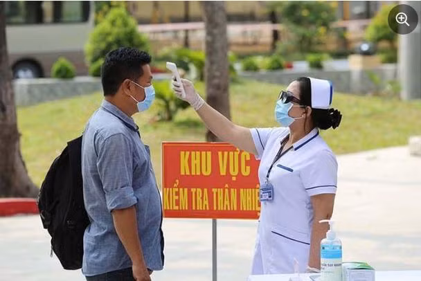 Ngày 4/3, tại các điểm cầu Quân khu 7, Bộ Tư lệnh TP.HCM, Bộ chỉ huy Quân sự tám tỉnh (Bà Rịa-Vũng Tàu, Bình Dương, Bình Phước, Bình Thuận, Đồng Nai, Tây Ninh, Lâm Đồng, Long An), Sư đoàn 5, Sư đoàn 302 và Sư đoàn 317 đã tổ chức diễn tập phòng, chống dịch COVID-19 nếu có 3.000-30.000 người nhiễm bệnh. Tại điểm cầu Sư đoàn 317 (huyện Hóc Môn), các công dân trở về từ vùng dịch phải trải qua chín bước cơ bản để có thể vào khu cách ly.