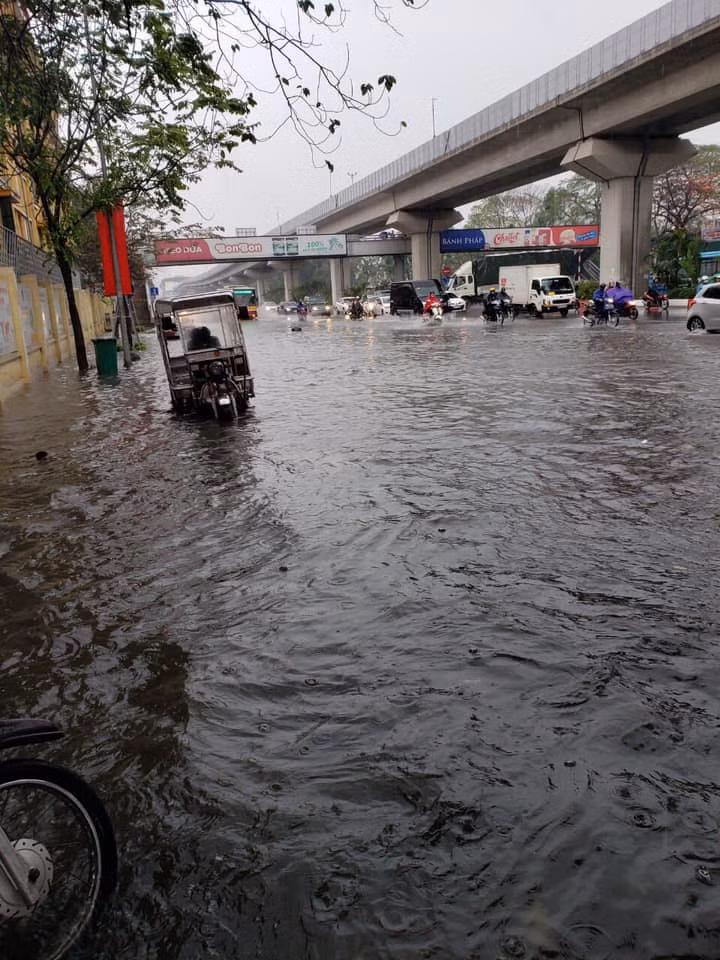 Đường Nguyễn Trãi ngập nặng.