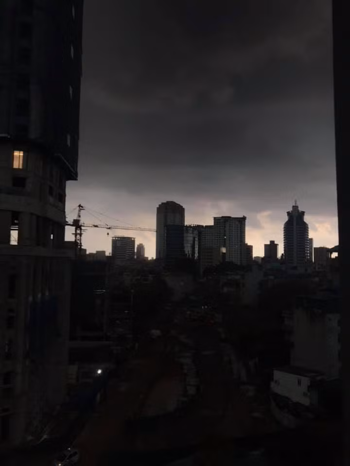 Tại khu vực Chùa Láng mây đen giăng kín lối.