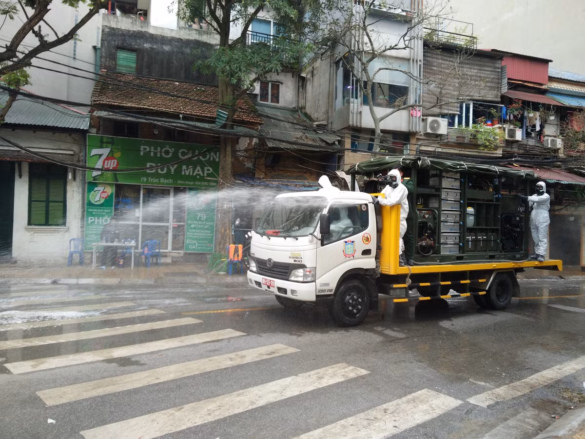 Bộ Công an chỉ đạo các đơn vị liên quan tổ chức rà soát danh sách người nhập cảnh đi trên chuyến bay số hiệu VN0054 ngày 2/3/2020 của VietnamAirlines, xác định địa chỉ nơi lưu trú của những người này để thông báo ngay cho Chính quyền địa phương biết, thực hiện cách ly và theo dõi sức khỏe kịp thời theo quy định. 