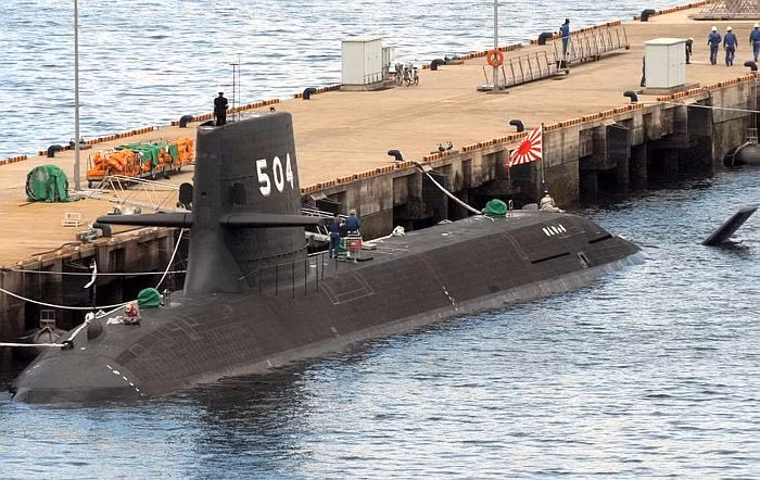 SS-504 Kenryu (kiếm Rồng) hoạt động từ năm 2012. Việc trang bị động cơ AIP cho phép tàu ngầm lớp Soryu hoạt động êm và lâu hơn dưới nước. Ảnh: MDC