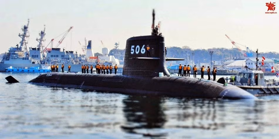 SS-506 Kokuryu (rồng đen) được đưa vào hoạt động từ năm 2015. Tàu ngầm lớp Soryu được trang bị 6 ống phóng 533 mm có thể phóng ngư lôi dẫn hướng âm thanh thụ động Type-89, hoặc tên lửa chống hạm Harpoon. Ảnh: Navy.81