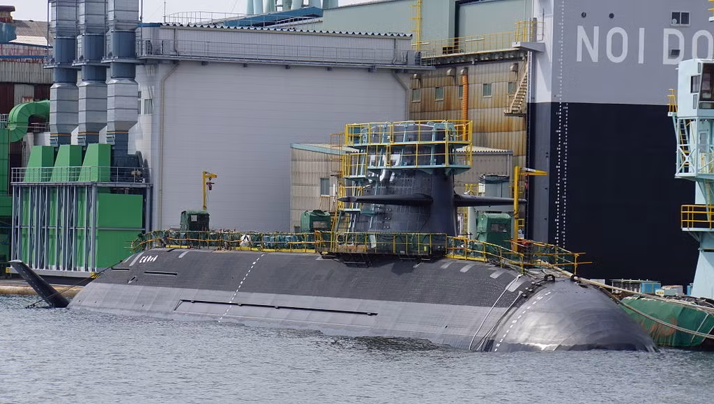 Tàu ngầm SS-507 Jinryu (rồng nhân ái) hoạt động từ năm 2016. Soryu được trang bị 2 động cơ diesel Kawasaki 12V 25SB, 4 động cơ AIP Kockums V4-275R Stirling, tốc độ khi nổi 13 hải lý/giờ, khi lặn 20 hải lý/giờ. Ảnh: JMSDF
