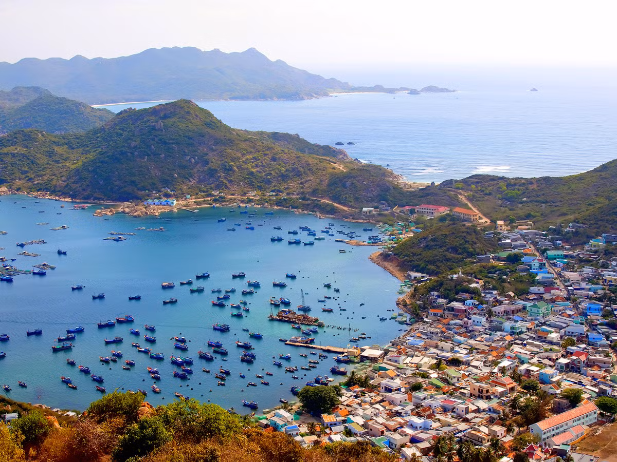  1. Tour du lịch khám phá đảo Tôm Hùm 2 ngày 2 đêm Đảo Bình Ba (hay còn gọi là đảo Tôm Hùm), một hòn đảo quyến rũ và níu chân du khách bởi những bãi biển hoang sơ, những đụn cát trắng, những dãy san hô đầy màu sắc... Ảnh: kenhdulich.org.