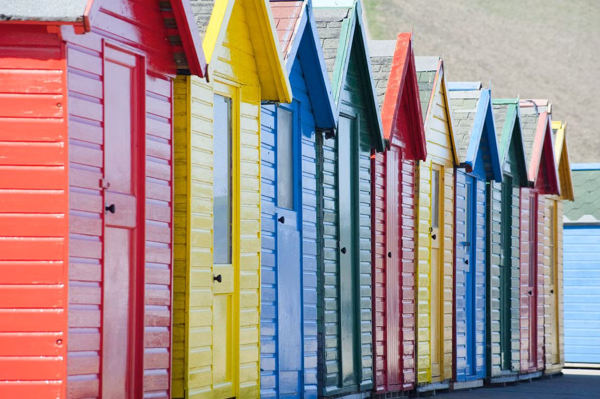  Whitby, Yorkshire (Vương quốc Anh) Cá, khoai tây chiên, kem; Lịch sử và văn hóa… tất cả đều được cung cấp tại Whitby, một trong những thị trấn biển có bờ biển đẹp nhất Đông Bắc. Whitby là nơi hoàn hảo cho kỳ nghỉ gia đình. Chưa dừng lại ở đó, Whitby còn có ngành đánh cá, ngành công nghiệp máy bay phản và săn cá voi.