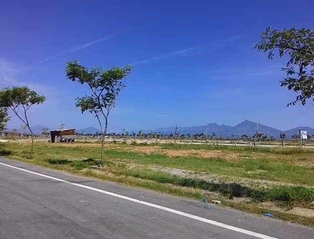 Dự án có tổng diện tích 13,6 ha, trong đó 11,1 ha dành cho xây dựng công trình; 2,5 ha dành cho cây xanh và hạ tầng giao thông. Bao gồm: 360 nền biệt thự (320 nền diện tích 180m2, 12 nền diện tích 220m2 và 28 nền diện tích 300m2 cùng với các trung tâm thương mại – dịch vụ được xây dựng dọc hai bên trục đường 82m). Ảnh: anquocrealty.com