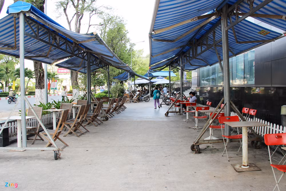 Khu phức hợp Bạc Liêu Tower nằm trên khu đất rộng gần 3.000 m2 ở góc đường có 3 mặt tiền tại trung tâm TP Bạc Liêu. Đây là tòa nhà cao nhất Bạc Liêu được xây dựng theo sự thỏa thuận hợp tác giữa UBND tỉnh Bạc Liêu và Tập đoàn Dầu khí Việt Nam. Ảnh: Zing.