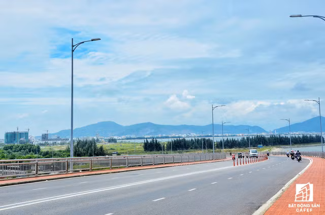 Tháng 3/2011, Công ty Cổ phần Xây dựng Công trình giao thông 586 có văn bản xin chuyển quyền sử dụng đất cho đại gia Vũ nhôm (người đang bị Cơ quan An ninh điều tra - Bộ Công an phát lệnh truy nã) và được UBND TP Đà Nẵng đồng ý. Theo đó, giá chuyển quyền sử dụng đất là 2.500.000 đồng/m2. Ảnh: Bất động sản CafeF