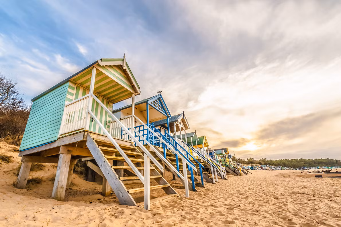  Wells (Norfolk - Vương quốc Anh) Wells-next-the-Sea là một cảng nằm trên bờ Bắc Norfolk của nước Anh. Thị trấn trải dài gần một dặm. Phần lớn các cửa hàng và các cơ sở kinh doanh khác hiện nay được tìm thấy trên phố Staithe
