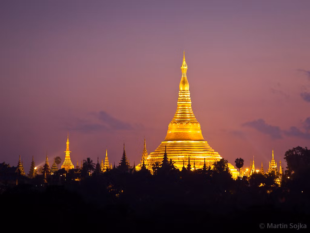 Tại các bậc thang cuối của lối lên phía Nam của chùa Shwedagon có chân dung hiện thân thứ hai của Phật (tức là Phật Câu Na Hàm).