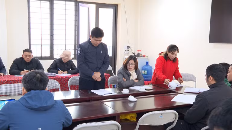 Hiệu trưởng giải trình vụ 'bớt xén khẩu phần, 11 học sinh ăn 2 gói mì tôm' Hieu truong giai trinh vu 'bot xen khau phan, 11 hoc sinh an 2 goi mi tom'