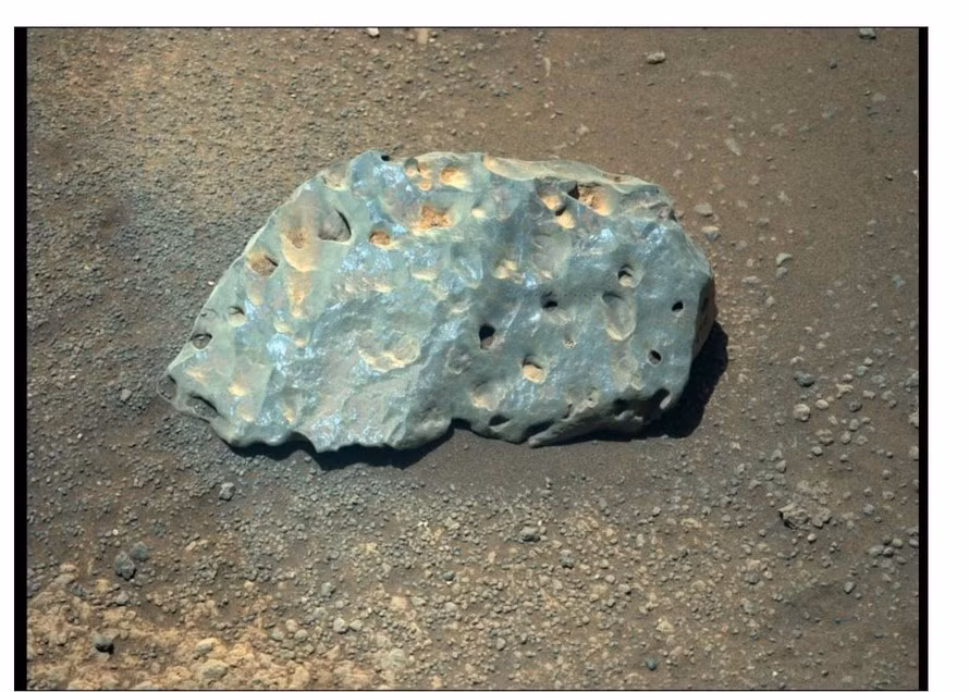Tàu thám hiểm sao Hỏa của NASA phát hiện một tảng đá màu xanh bí ẩn dài khoảng 15 cm ở khu vực miệng núi lửa Jezero. Đến nay, các chuyên gia vẫn cố gắng giải mã cách nó được hình thành và vì sao có màu sắc đặc biệt như vậy.