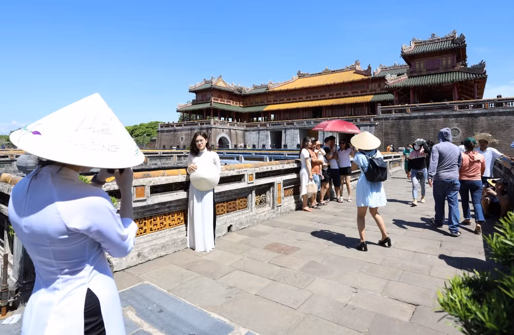 Theo The Travel, Quần thể Di tích Cố đô Huế được UNESCO ghi danh là Di sản Văn hoá Thế giới đầu tiên vào năm 1993. Nơi đây hấp dẫn du khách với nhiều kiến trúc cổ kính, độc đáo khi từng là vùng đất cố đô mang đậm dấu ấn lịch sử Đại Nội Huế nằm trong Quần thể Di tích Cố đô Huế mang đậm dấu ấn văn hóa, lịch sử, kiến trúc của triều Nguyễn. Ảnh: VOV.