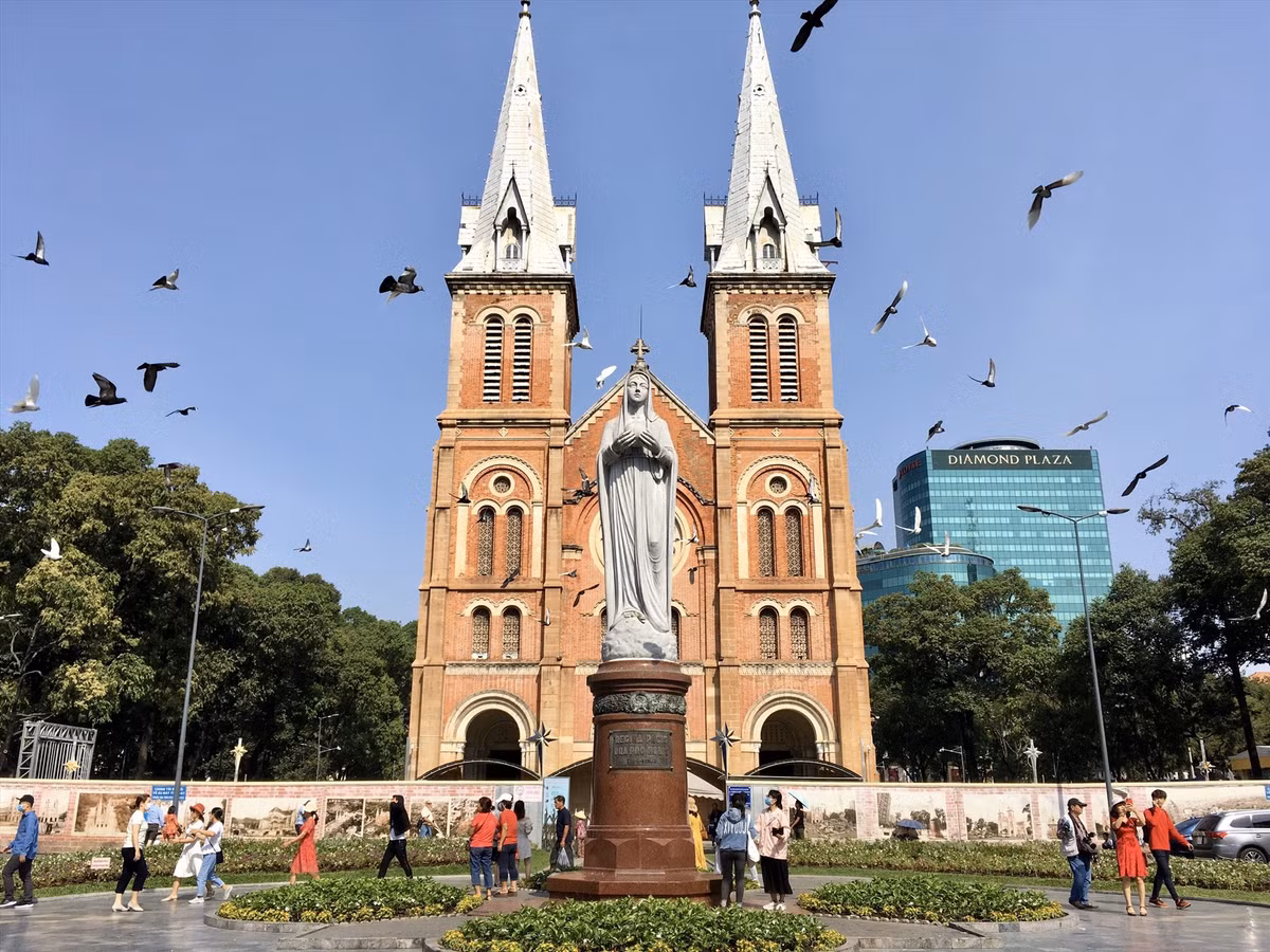 Trong khi đó, tác giả Ronan O'Connell ca ngợi Nhà thờ Đức Bà tại TP.HCM là một trong số 10 nhà thờ Công giáo tráng lệ ở châu Á mà du khách nên ghé thăm. Ảnh: Lao động.