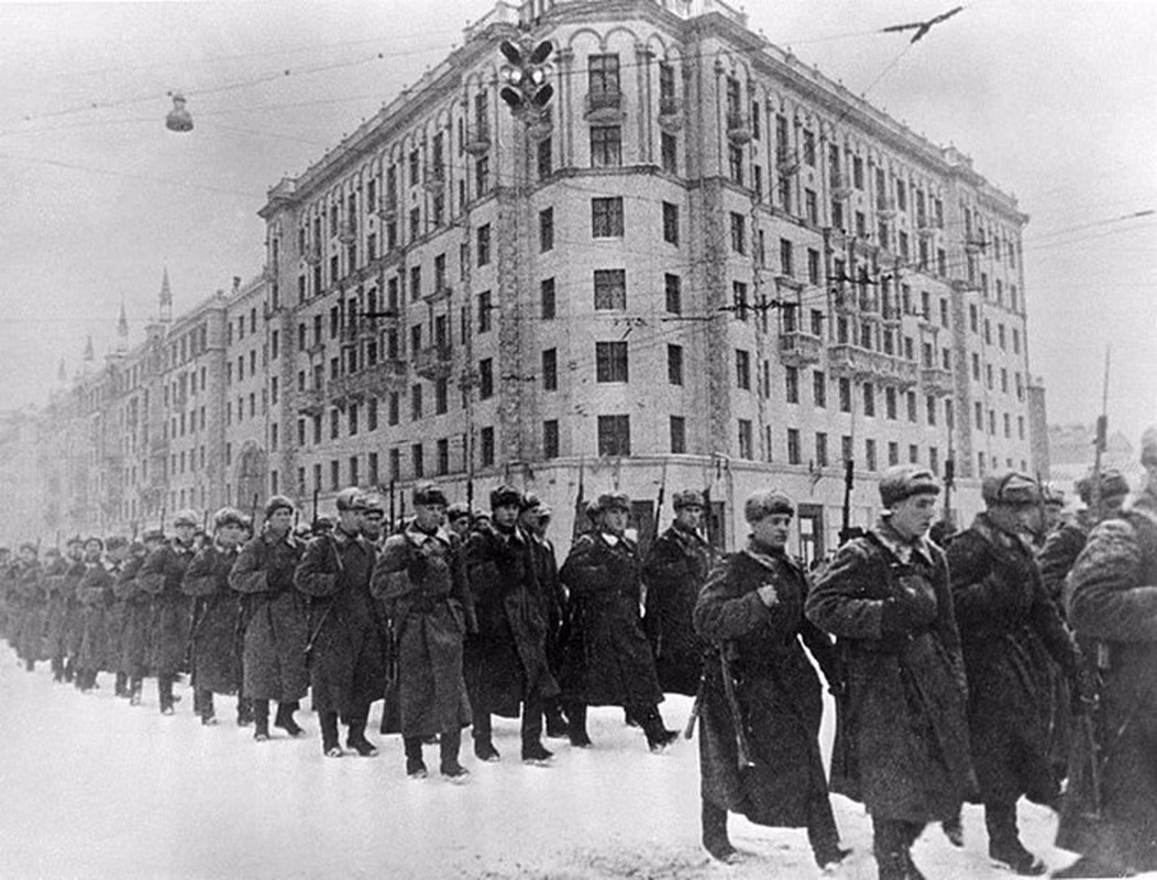Ngoài ra, theo một số chuyên gia phong thủy, Moscow được xây dựng theo hình dạng của thủy thần Huyền Vũ trấn thủ phía Bắc. Thêm nữa, trong bố cục phong thủy lại là nơi “thủy long” thâm tàng nên nếu dùng hỏa (lửa) để hủy diệt Moscow là chuyện hoàn toàn không thể xảy ra.