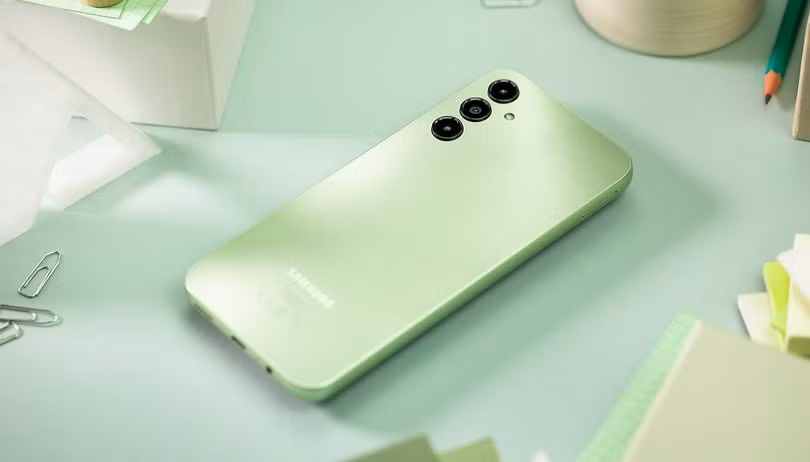 Mẫu smartphone này cũng có khả năng quay các chuỗi video ở 4K UHD với tốc độ lên tới 30 khung hình/giây và cung cấp chuyển động chậm ở chế độ HD 480 khung hình/giây hoặc Full HD ở 240 khung hình/giây.