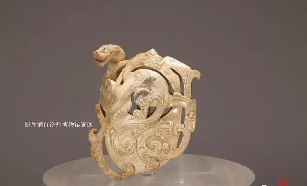 Nhóm chuyên gia phát hiện các tác động của thiên nhiên đã khiến ngọn núi Bắc Đông có dấu hiệu bị sụp đổ địa chất ở một số vị trí. Theo đó, lăng mộ nằm sâu trong lòng núi xuất hiện các vết nứt. Khi trời nổi giông bão, gió lớn sẽ thổi qua các khe nứt và không khí len lỏi vào các căn phòng trong lăng mộ tạo nên những âm thanh ma quái rùng rợn như tiếng ngựa hí mà dân làng nghe thấy.