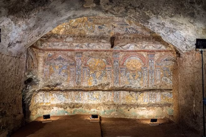 Trong cuộc khai quật tại đồi Palatine, thành phố Rome, Italy, các nhà khảo cổ đã tìm thấy một ngôi nhà cổ. Bên trong một căn phòng có bức tranh tường 2.300 tuổi được trang trí công phu.