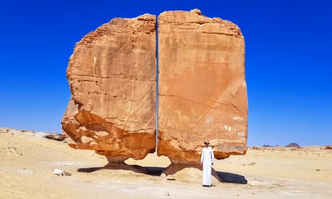 Nằm ở bán đảo Tayma, Arab Saudi, tảng đá Al Naslaa được nhiều người biết đến bởi hình dáng hoàn hảo. Tảng đá 4.000 tuổi cao khoảng 6m nằm trên hai bệ đỡ tự nhiên với điểm tiếp xúc khá nhỏ. Điều này khiến chúng trông như thể sắp đổ xuống phía dưới. Tuy nhiên, trong suốt nhiều năm qua, tảng đá này không hề "nhúc nhích".