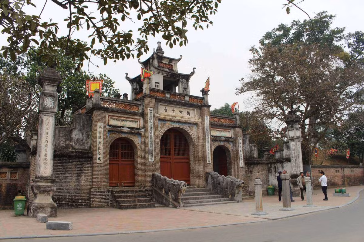 Tương truyền, thành Cổ Loa gồm 9 vòng xoáy trôn ốc. Thế nhưng, căn cứ trên dấu tích được phát hiện, các nhà khoa học cho hay thành có 3 vòng, trong đó vòng thành nội rất có thể được làm về sau, dưới thời Ngô Quyền. Chu vi ngoài 8 km, vòng giữa 6,5 km, vòng trong 1,6 km, diện tích trung tâm khoảng 2 km2. Thành được xây theo phương pháp đào đất đến đâu khoét hào đến đó, thành đắp đến đâu lũy xây đến đó.