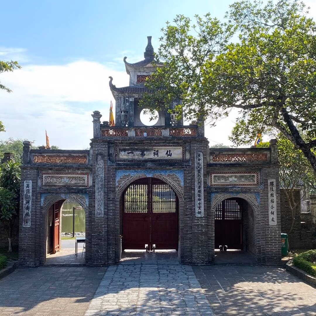Thành Cổ Loa là một thành tựu quân sự nổi bật trong lịch sử Việt Nam. Khu di tích Cổ Loa cách trung tâm Hà Nội 17 km thuộc huyện Đông Anh, Hà Nội, có diện tích bảo tồn gần 500 ha. Từng là kinh đô của nhà nước Âu Lạc thời kỳ An Dương Vương (thế kỷ III TCN) và của nước Đại Việt thời Ngô Quyền (thế kỷ 10), thành Cổ Loa được các nhà khảo cổ học đánh giá là “tòa thành cổ nhất, quy mô lớn vào bậc nhất, cấu trúc cũng thuộc loại độc đáo nhất trong lịch sử xây dựng thành lũy của người Việt cổ”.