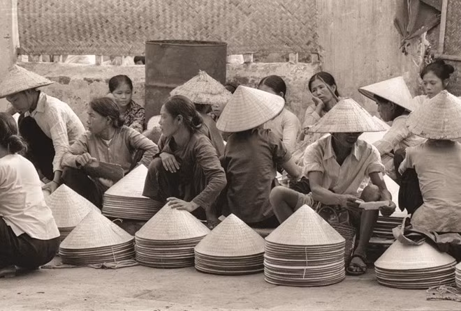 Một góc khu chợ bán nón ở Hà Nội những năm 1980.