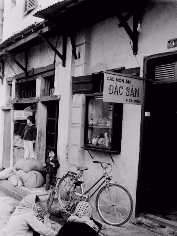 Phố Tạ Hiện những năm 1980 với một số cửa hàng kinh doanh đồ ăn uống.