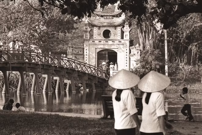 Cầu Thê Húc soi bóng xuống mặt nước hồ Gươm, thủ đô Hà Nội.
