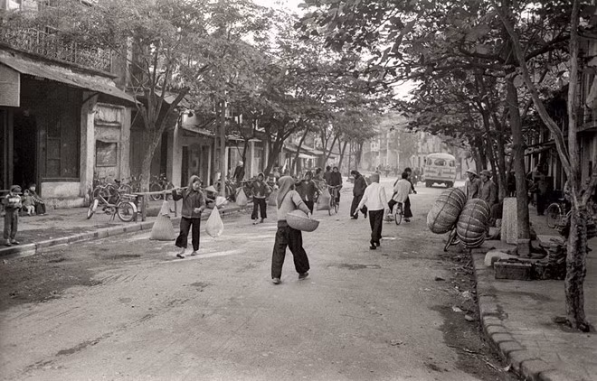 Cuộc sống mộc mạc, bình yên của người dân Hà Nội những năm 1980.