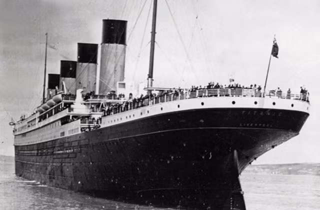 Tuy nhiên, đến đêm ngày 14, rạng sáng ngày 15/4, tàu Titanic đâm phải một tảng băng trôi và từ từ chìm xuống lòng Đại Tây Dương, khiến hơn 1.500 người thiệt mạng.