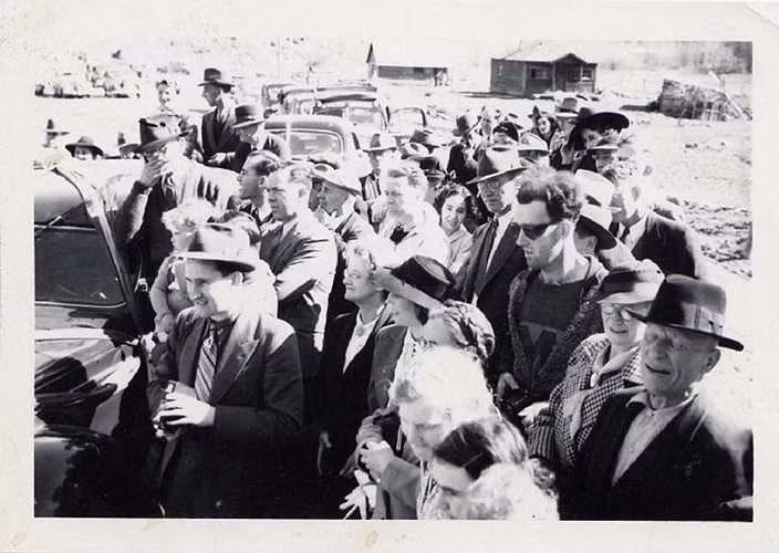  Bức ảnh bí ẩn này được chụp năm 1941 tại cầu South Forks, Gold Bridge, Canada. Khi xem ảnh, nhiều người chú ý đến một người đàn ông (đứng thứ 3, hàng 1 bên phải) mặc trang phục khá hiện đại gồm áo thun và cardigan, đeo kính râm và cầm trên tay món đồ trông giống máy ảnh. Những chi tiết này khiến một số người suy đoán đây có thể là nhà du hành thời gian từ tương lai trở về quá khứ.