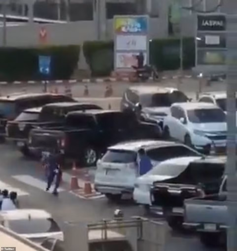 "Tay súng sử dụng một khẩu súng máy và bắn vào những người dân vô tội, khiến nhiều người thương vong", phát ngôn viên cảnh sát Krissana Pattanacharoen cho hay.