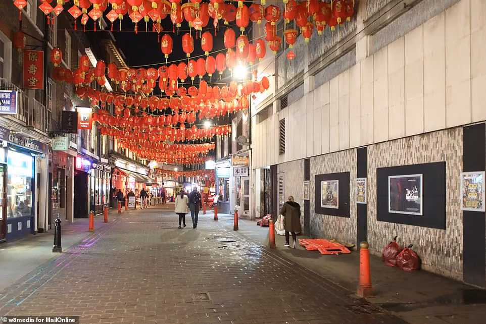 Hầu như không khách du lịch nào tới khu Chinatown ở London những ngày này do lo sợ sự lây lan của virus corona.