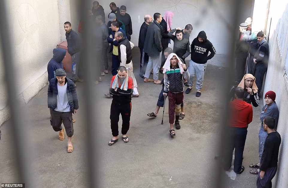 Canh hang nghin tu binh IS nhoi nhet trong nha tu o Syria-Hinh-10