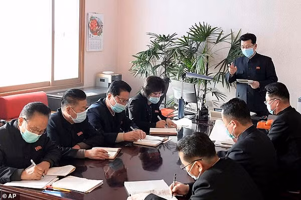 Quan chuc Trieu Tien deo khau trang khi hop phong, chong dich virus corona