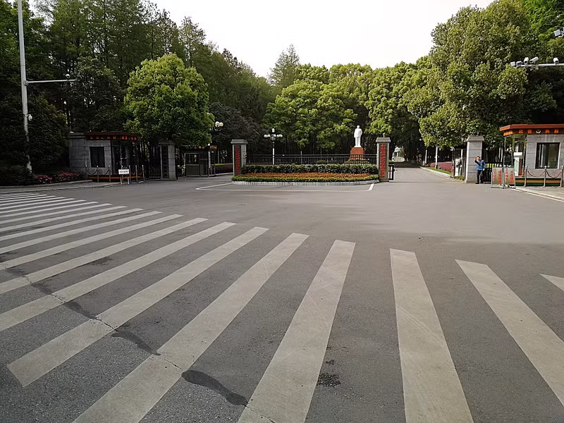 Vũ Hán là trung tâm vận tải, với hàng chục tuyến đường sắt, đường bộ và đường cao tốc đi qua thành phố và kết nối với các thành phố lớn khác.