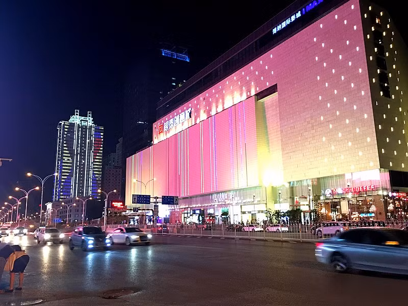 Vũ Hán là một trong 9 thành phố trung tâm quốc gia của Trung Quốc. Thành phố này bao gồm 3 khu vực phát triển quốc gia, 4 khu phát triển khoa học và công nghệ, hơn 350 viện nghiên cứu và 1.656 doanh nghiệp công nghệ cao.