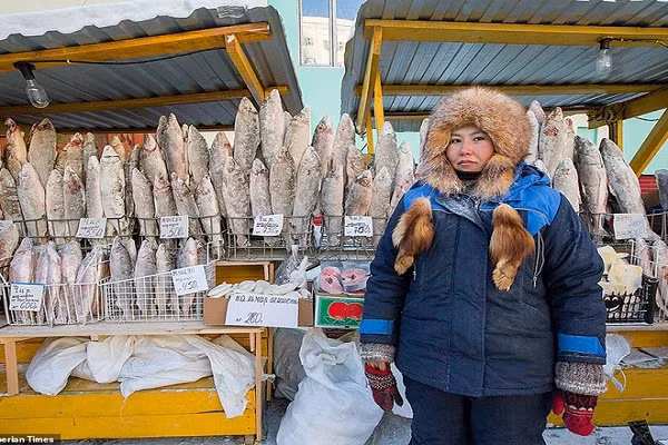 Một chợ cá ở Yakutsk vẫn hoạt động bình thường dù nhiệt độ xuống rất thấp.